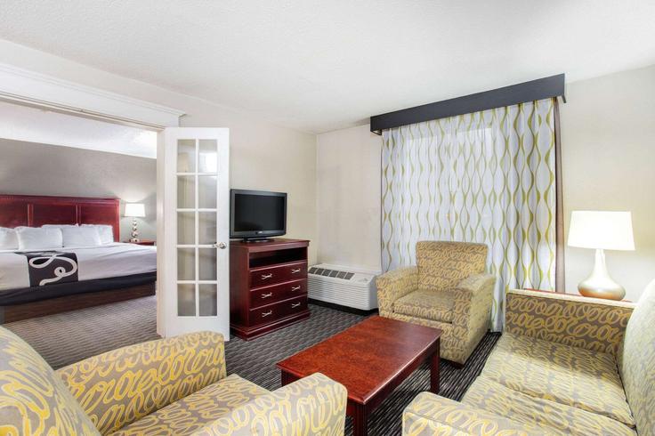 Salle de séjour élégante avec mobilier moderne dans un appartement à Building Victory Drive - wyndham - 1692652 à Indianapolis, Indianapolis Salle de séjour élégante avec mobilier moderne dans un appartement à Building Victory Drive - wyndham - 1692652 à Indianapolis, Indianapolis