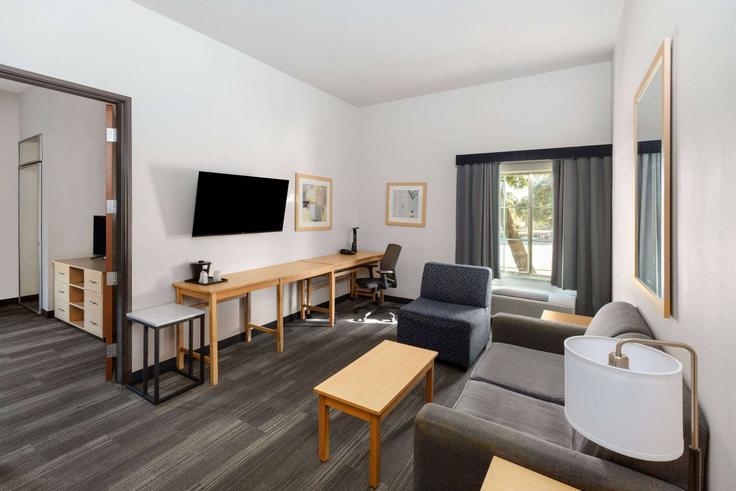 Elegant gestaltetes Wohnzimmer mit moderner Einrichtung in einer Wohnung im Building Lakeline Mall Drive - wyndham - 1688789 in Austin, Austin