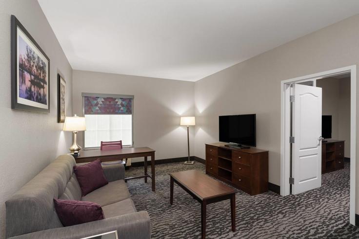 Elegante sala de estar con mobiliario moderno en un apartamento en Building O'Neal Lane - wyndham - 1673826 en Baton Rouge, Baton Rouge Elegante sala de estar con mobiliario moderno en un apartamento en Building O'Neal Lane - wyndham - 1673826 en Baton Rouge, Baton Rouge