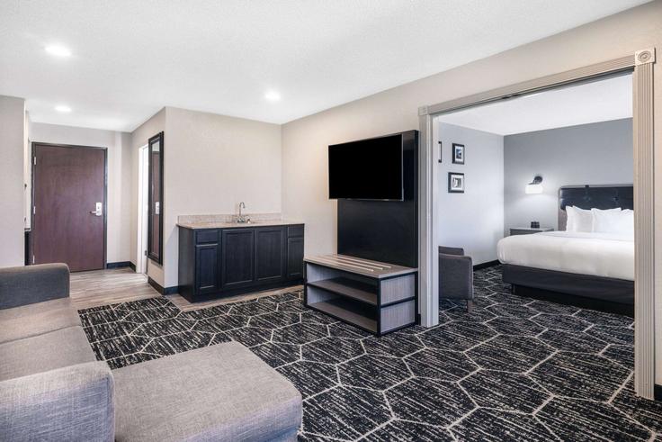 Evansville, Evansville에 위치한 Building East Division Street - wyndham - 1668834 유닛의 세련된 인테리어가 돋보이는 거실