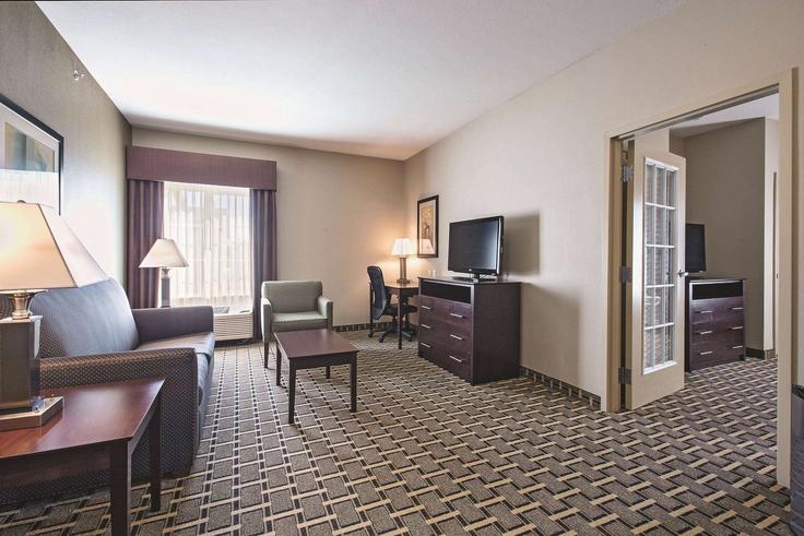 Elegant gestaltetes Wohnzimmer mit moderner Einrichtung in einer Wohnung im Building Eastbrook Road - wyndham - 1667850 in Ronks, Ronks Elegant gestaltetes Wohnzimmer mit moderner Einrichtung in einer Wohnung im Building Eastbrook Road - wyndham - 1667850 in Ronks, Ronks