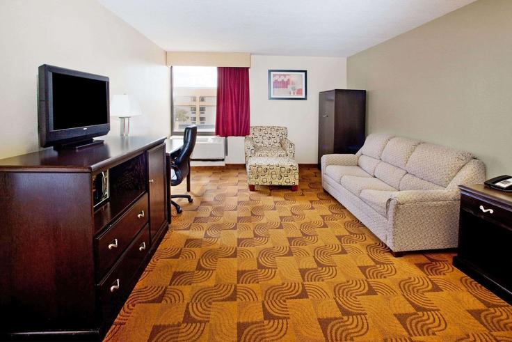 Elegant gestaltetes Wohnzimmer mit moderner Einrichtung in einer Wohnung im Building Millbranch Road - wyndham - 1666863 in Memphis, Memphis Elegant gestaltetes Wohnzimmer mit moderner Einrichtung in einer Wohnung im Building Millbranch Road - wyndham - 1666863 in Memphis, Memphis