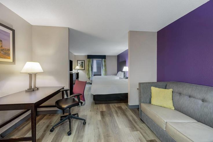 Elegant gestaltetes Wohnzimmer mit moderner Einrichtung in einer Wohnung im Building Alliant Avenue - wyndham - 1672874 in Jeffersontown, Jeffersontown