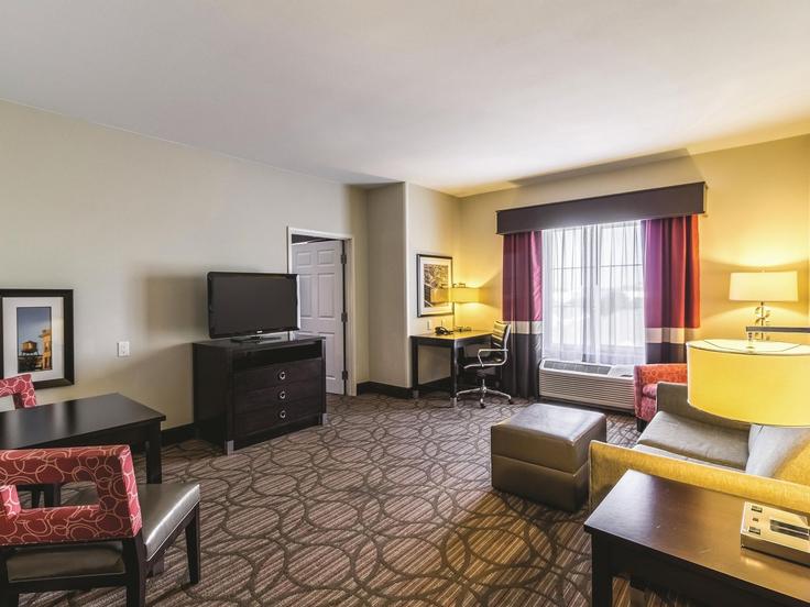 Building 46th Street South - wyndham - 1671442 adresindeki bir dairede modern mobilyalarla zarif bir şekilde tasarlanmış oturma odası Fargo, Fargo