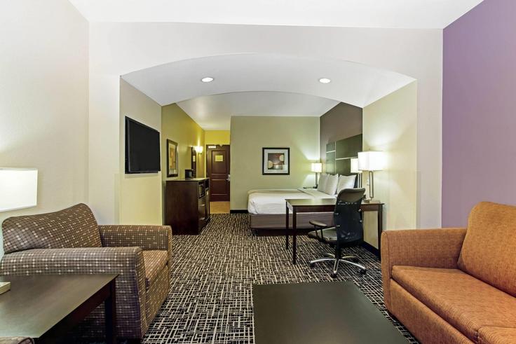 Denver DenverのBuilding Peoria Street - wyndham - 1685258のアパートメントにある、モダンな家具を備えたエレガントなデザインのリビングルーム