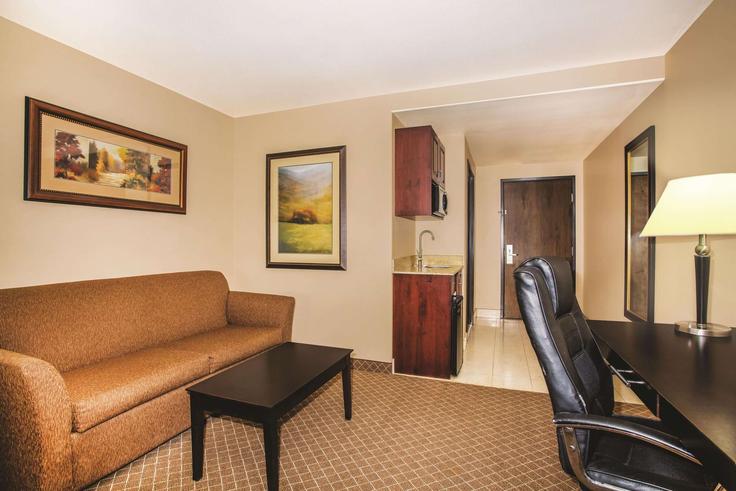 Salle de séjour élégante avec mobilier moderne dans un appartement à Building Great Basin Boulevard - wyndham - 1683465 à Ely, Ely