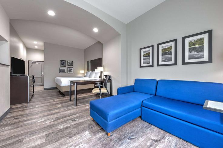 Building South Southeast Loop 323 - wyndham - 1690212 adresindeki bir dairede modern mobilyalarla zarif bir şekilde tasarlanmış oturma odası Tyler, Tyler Building South Southeast Loop 323 - wyndham - 1690212 adresindeki bir dairede modern mobilyalarla zarif bir şekilde tasarlanmış oturma odası Tyler, Tyler