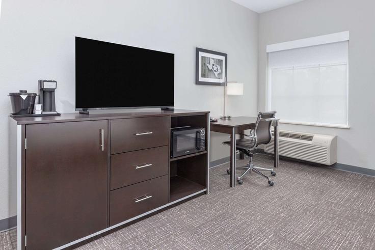 Building South Southeast Loop 323 - wyndham - 1674814 adresindeki bir dairede modern mobilyalarla zarif bir şekilde tasarlanmış oturma odası Tyler, Tyler Building South Southeast Loop 323 - wyndham - 1674814 adresindeki bir dairede modern mobilyalarla zarif bir şekilde tasarlanmış oturma odası Tyler, Tyler