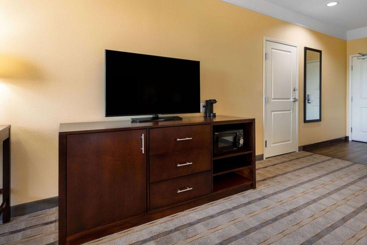 Sala de estar elegantemente projetada com móveis modernos em um apartamento no Building West Sam Houston Parkway North - wyndham - 1678143 em Houston, Houston