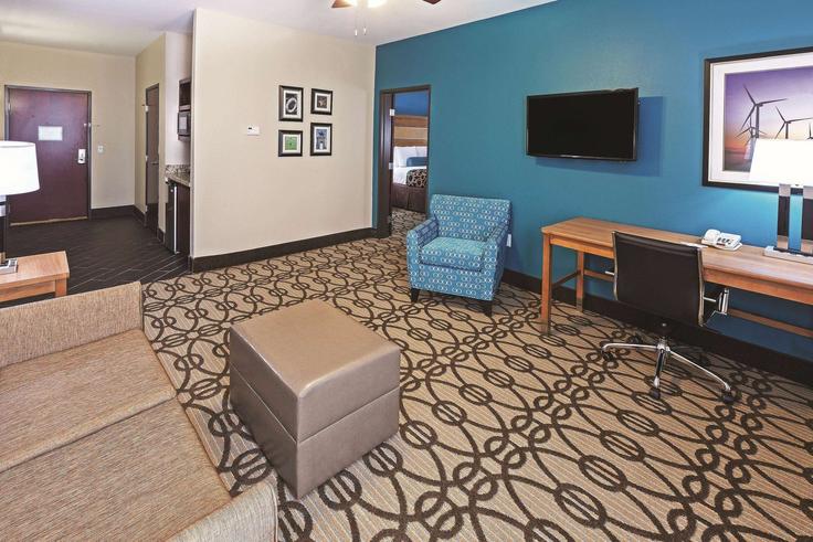 Elegant gestaltetes Wohnzimmer mit moderner Einrichtung in einer Wohnung im Building Farm to Market 1960 Road West - wyndham - 1676515 in Houston, Houston Elegant gestaltetes Wohnzimmer mit moderner Einrichtung in einer Wohnung im Building Farm to Market 1960 Road West - wyndham - 1676515 in Houston, Houston