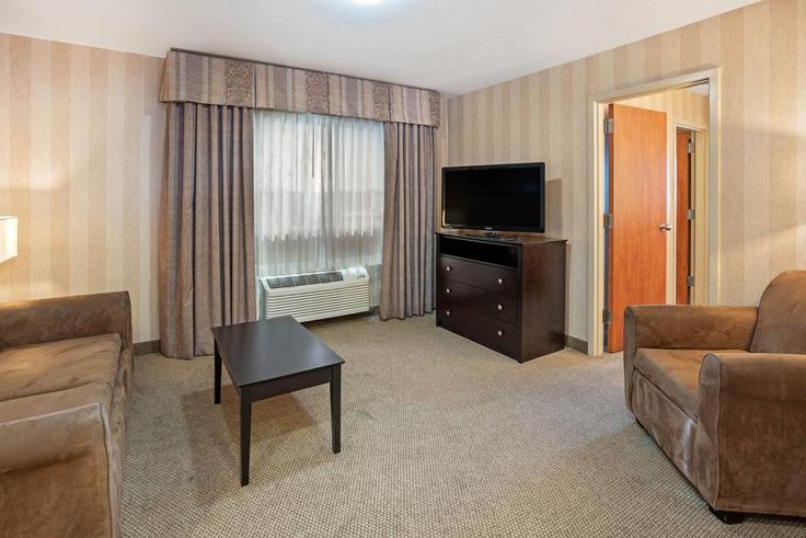Elegant gestaltetes Wohnzimmer mit moderner Einrichtung in einer Wohnung im Building West Emerald Street - wyndham - 1677586 in Boise, Boise Elegant gestaltetes Wohnzimmer mit moderner Einrichtung in einer Wohnung im Building West Emerald Street - wyndham - 1677586 in Boise, Boise