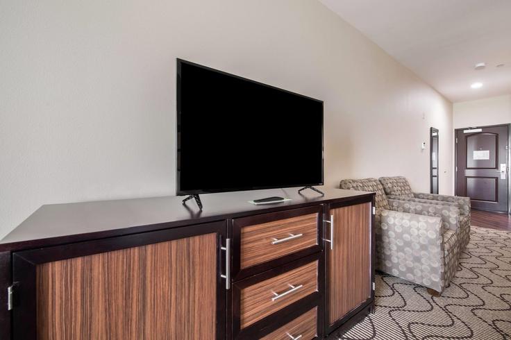 Elegant gestaltetes Wohnzimmer mit moderner Einrichtung in einer Wohnung im Building 6th Street Southeast - wyndham - 1676260 in Auburn, Auburn Elegant gestaltetes Wohnzimmer mit moderner Einrichtung in einer Wohnung im Building 6th Street Southeast - wyndham - 1676260 in Auburn, Auburn