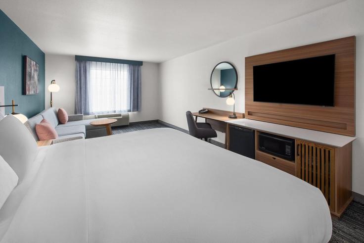 Elegant gestaltetes Wohnzimmer mit moderner Einrichtung in einer Wohnung im Building 35th Avenue Southwest - wyndham - 1666086 in Minot, Minot