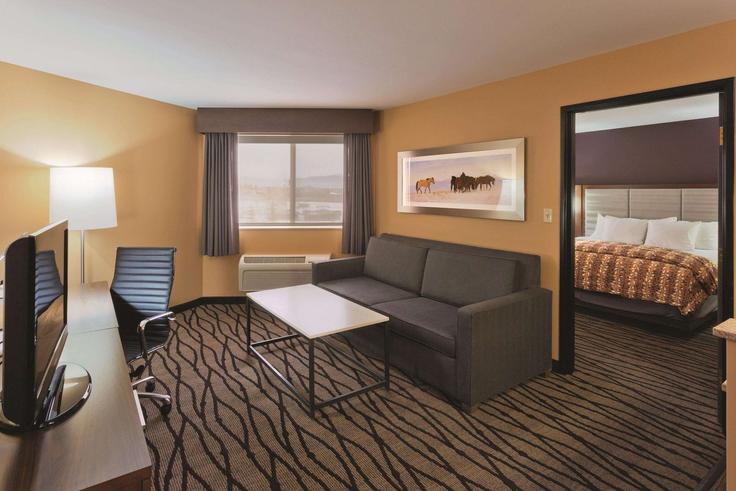 Salle de séjour élégante avec mobilier moderne dans un appartement à Building Holiday Park Drive - wyndham - 1677563 à Butte, Butte Salle de séjour élégante avec mobilier moderne dans un appartement à Building Holiday Park Drive - wyndham - 1677563 à Butte, Butte