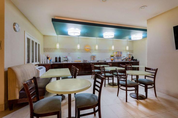 Esstisch mit stilvollen Stühlen in einer Wohnung im Building Brighton Road - wyndham - 1674153 in Commerce City, Commerce City