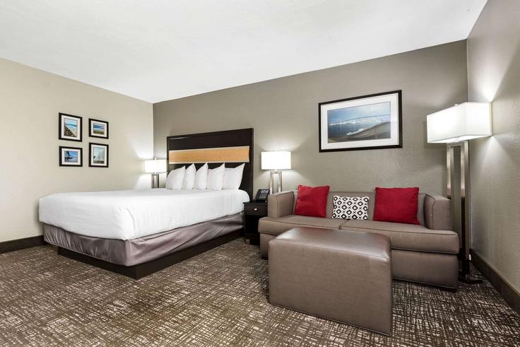 Sala de estar elegantemente projetada com móveis modernos em um apartamento no Building Albuquerque Street - wyndham - 1646492 em San Diego, San Diego Sala de estar elegantemente projetada com móveis modernos em um apartamento no Building Albuquerque Street - wyndham - 1646492 em San Diego, San Diego