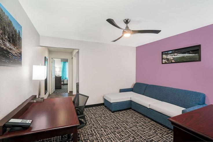Salle de séjour élégante avec mobilier moderne dans un appartement à Building South Jefferson Avenue - wyndham - 1694502 à Cookeville, Cookeville Salle de séjour élégante avec mobilier moderne dans un appartement à Building South Jefferson Avenue - wyndham - 1694502 à Cookeville, Cookeville