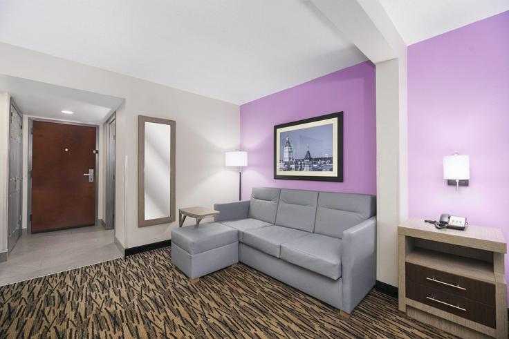 Elegant gestaltetes Wohnzimmer mit moderner Einrichtung in einer Wohnung im Building Holiday Drive - wyndham - 1674772 in Clarksville, Clarksville