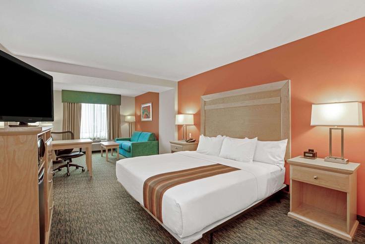Grand Forks, Grand Forks에 위치한 Building Garden View Drive - wyndham - 1671497 유닛의 세련된 인테리어가 돋보이는 거실 Grand Forks, Grand Forks에 위치한 Building Garden View Drive - wyndham - 1671497 유닛의 세련된 인테리어가 돋보이는 거실