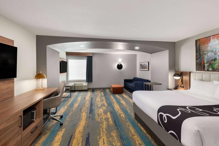 Sala de estar elegantemente projetada com móveis modernos em um apartamento no Building Kirby Road - wyndham - 1682739 em Knoxville, Knoxville Sala de estar elegantemente projetada com móveis modernos em um apartamento no Building Kirby Road - wyndham - 1682739 em Knoxville, Knoxville