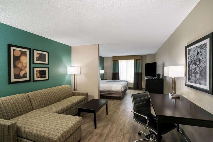 Elegant gestaltetes Wohnzimmer mit moderner Einrichtung in einer Wohnung im Building Dixie Avenue - wyndham - 1683217 in Lebanon, Lebanon