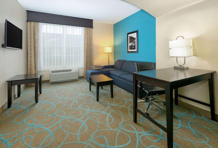 Salle de séjour élégante avec mobilier moderne dans un appartement à Building Chapman Road - wyndham - 1668938 à Clinton, Clinton