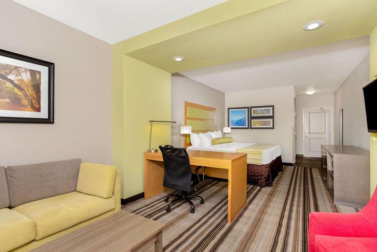Sala de estar elegantemente projetada com móveis modernos em um apartamento no Building Coleman Crossing Circle - wyndham - 1670377 em Paducah, Paducah Sala de estar elegantemente projetada com móveis modernos em um apartamento no Building Coleman Crossing Circle - wyndham - 1670377 em Paducah, Paducah