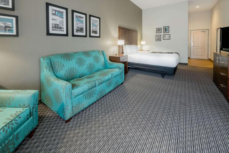 Sala de estar elegantemente projetada com móveis modernos em um apartamento no Building Anderson Boulevard - wyndham - 1694352 em Fort Worth, Fort Worth Sala de estar elegantemente projetada com móveis modernos em um apartamento no Building Anderson Boulevard - wyndham - 1694352 em Fort Worth, Fort Worth