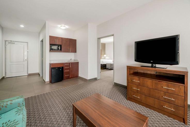 Building Anderson Boulevard - wyndham - 1685005 adresindeki bir dairede modern mobilyalarla zarif bir şekilde tasarlanmış oturma odası Fort Worth, Fort Worth Building Anderson Boulevard - wyndham - 1685005 adresindeki bir dairede modern mobilyalarla zarif bir şekilde tasarlanmış oturma odası Fort Worth, Fort Worth