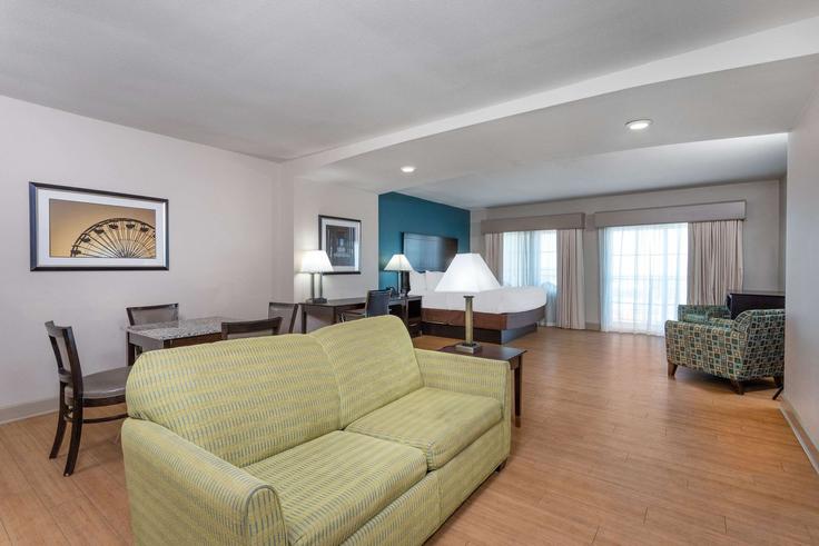 Elegante sala de estar con mobiliario moderno en un apartamento en Building 32nd Street - wyndham - 1679296 en Ocean City, Ocean City