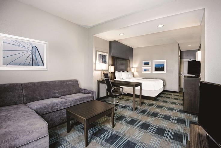 Salle de séjour élégante avec mobilier moderne dans un appartement à Building U.S. 59 - wyndham - 1687539 à Victoria, Victoria Salle de séjour élégante avec mobilier moderne dans un appartement à Building U.S. 59 - wyndham - 1687539 à Victoria, Victoria