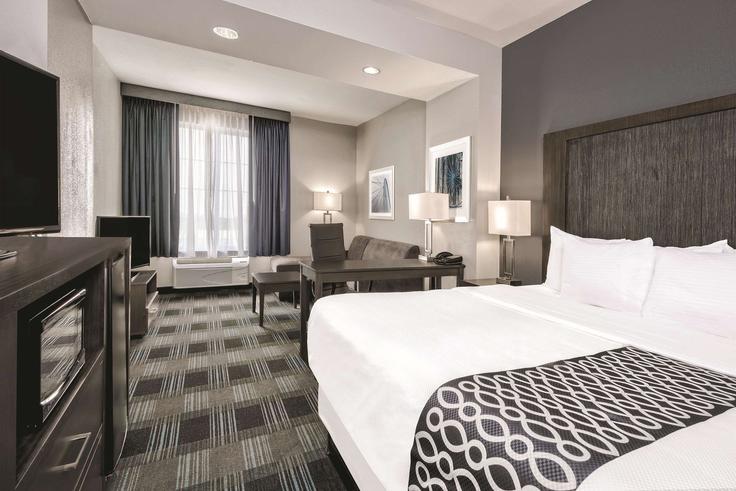 Sala de estar elegantemente projetada com móveis modernos em um apartamento no Building U.S. 59 - wyndham - 1690487 em Victoria, Victoria