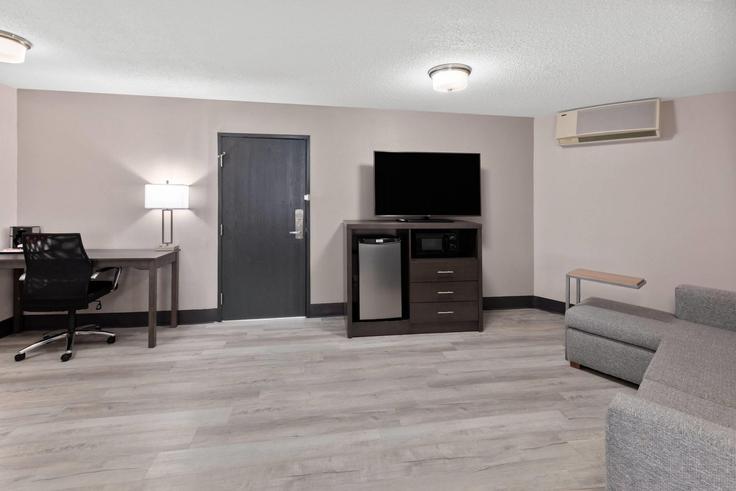 Sala de estar elegantemente projetada com móveis modernos em um apartamento no Building South Cartwright Street - wyndham - 1683947 em Goodlettsville, Goodlettsville Sala de estar elegantemente projetada com móveis modernos em um apartamento no Building South Cartwright Street - wyndham - 1683947 em Goodlettsville, Goodlettsville