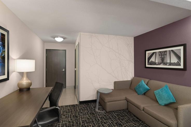 Sala de estar elegantemente projetada com móveis modernos em um apartamento no Building Millsap Road - wyndham - 1680546 em Fayetteville, Fayetteville Sala de estar elegantemente projetada com móveis modernos em um apartamento no Building Millsap Road - wyndham - 1680546 em Fayetteville, Fayetteville