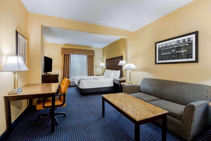 Mount Laurel Township Mount Laurel TownshipのBuilding Clover Road - wyndham - 1666946のアパートメントにある、モダンな家具を備えたエレガントなデザインのリビングルーム Mount Laurel Township Mount Laurel TownshipのBuilding Clover Road - wyndham - 1666946のアパートメントにある、モダンな家具を備えたエレガントなデザインのリビングルーム