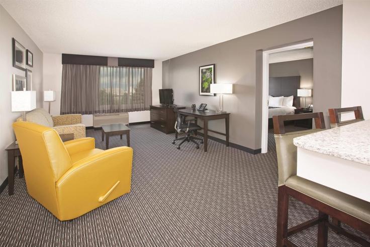 Salle de séjour élégante avec mobilier moderne dans un appartement à Building East Arapahoe Road - wyndham - 1671651 à Greenwood Village, Greenwood Village Salle de séjour élégante avec mobilier moderne dans un appartement à Building East Arapahoe Road - wyndham - 1671651 à Greenwood Village, Greenwood Village