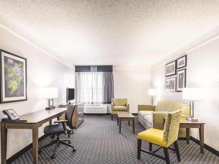 Sharonville SharonvilleのBuilding Dowlin Drive - wyndham - 1686833のアパートメントにある、モダンな家具を備えたエレガントなデザインのリビングルーム Sharonville SharonvilleのBuilding Dowlin Drive - wyndham - 1686833のアパートメントにある、モダンな家具を備えたエレガントなデザインのリビングルーム