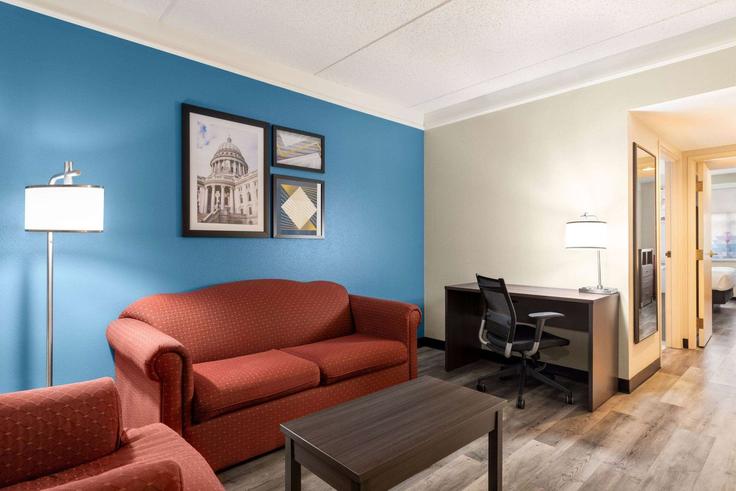Sala de estar elegantemente projetada com móveis modernos em um apartamento no Building East Terrace Drive - wyndham - 1674793 em Madison, Madison Sala de estar elegantemente projetada com móveis modernos em um apartamento no Building East Terrace Drive - wyndham - 1674793 em Madison, Madison
