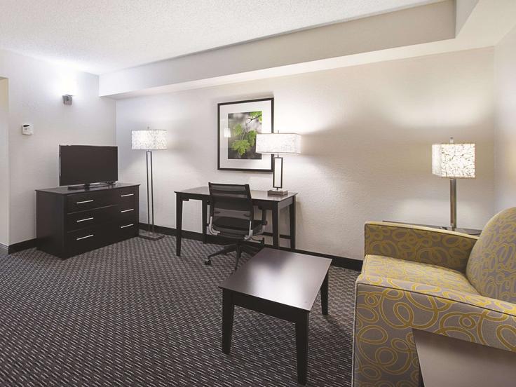 Elegante sala de estar con mobiliario moderno en un apartamento en Building Southwest 6th Street - wyndham - 1679587 en Plantation, Plantation Elegante sala de estar con mobiliario moderno en un apartamento en Building Southwest 6th Street - wyndham - 1679587 en Plantation, Plantation