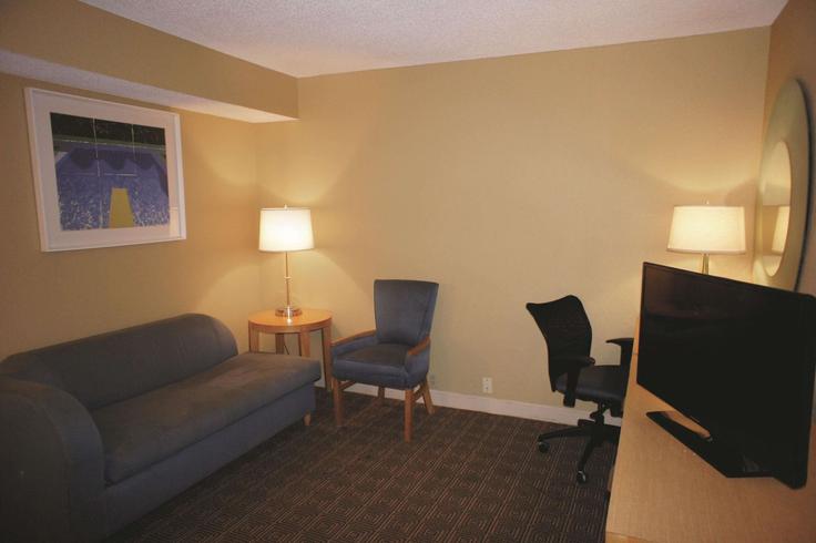 Elegant gestaltetes Wohnzimmer mit moderner Einrichtung in einer Wohnung im Building U.S. 41 - wyndham - 1680348 in Sarasota, Sarasota