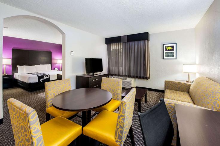 Sala de estar elegantemente projetada com móveis modernos em um apartamento no Building Florida 7 - wyndham - 1674184 em Fort Lauderdale, Fort Lauderdale Sala de estar elegantemente projetada com móveis modernos em um apartamento no Building Florida 7 - wyndham - 1674184 em Fort Lauderdale, Fort Lauderdale