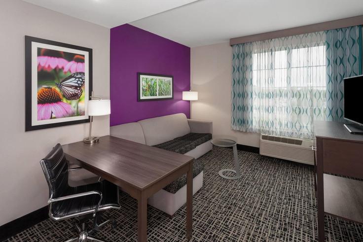 Elegant gestaltetes Wohnzimmer mit moderner Einrichtung in einer Wohnung im Building Lejune Drive - wyndham - 1684160 in Springfield, Springfield Elegant gestaltetes Wohnzimmer mit moderner Einrichtung in einer Wohnung im Building Lejune Drive - wyndham - 1684160 in Springfield, Springfield