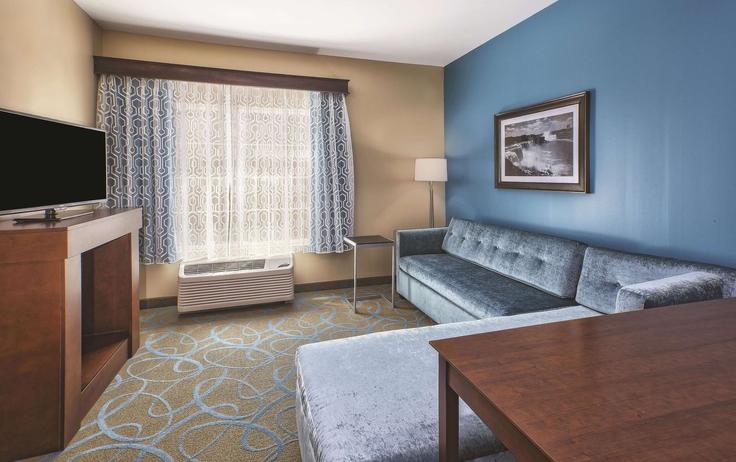 Elegantly designed living room with modern furnishings in an apartment at Building Niagara Falls Boulevard - wyndham - 1672464 in Niagara Falls, Niagara Falls Elegantly designed living room with modern furnishings in an apartment at Building Niagara Falls Boulevard - wyndham - 1672464 in Niagara Falls, Niagara Falls
