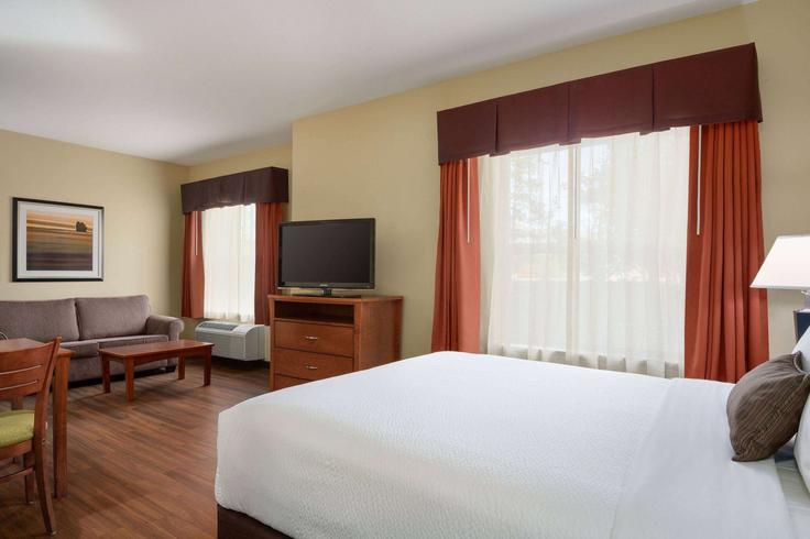 Elegante sala de estar con mobiliario moderno en un apartamento en Building Palisades Way - wyndham - 1661461 en Sherwood Park, Sherwood Park Elegante sala de estar con mobiliario moderno en un apartamento en Building Palisades Way - wyndham - 1661461 en Sherwood Park, Sherwood Park