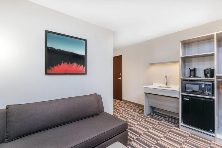 Elegant gestaltetes Wohnzimmer mit moderner Einrichtung in einer Wohnung im Building North 14th Street - wyndham - 1669702 in Perry, Perry
