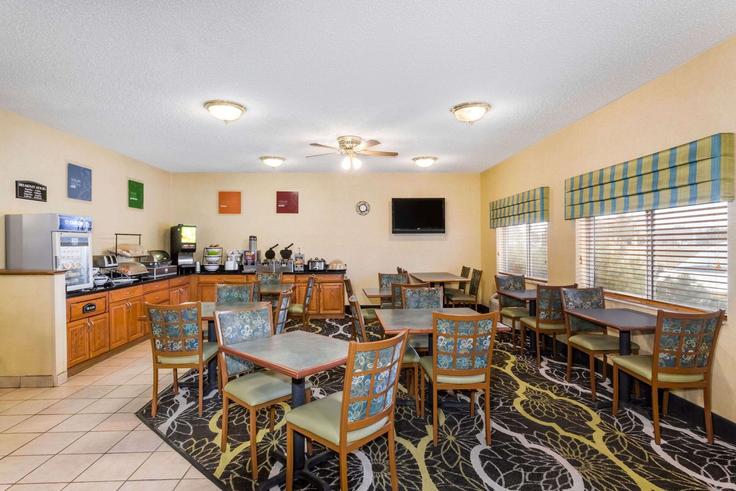 Esstisch mit stilvollen Stühlen in einer Wohnung im Building Overland Avenue - wyndham - 1649808 in Billings, Billings Esstisch mit stilvollen Stühlen in einer Wohnung im Building Overland Avenue - wyndham - 1649808 in Billings, Billings