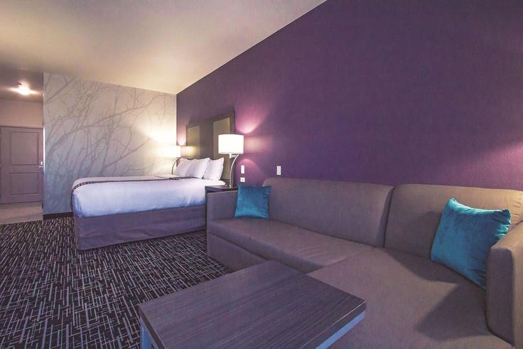 Elegante sala de estar con mobiliario moderno en un apartamento en Building West Harvester Avenue - wyndham - 1688428 en Pampa, Pampa Elegante sala de estar con mobiliario moderno en un apartamento en Building West Harvester Avenue - wyndham - 1688428 en Pampa, Pampa
