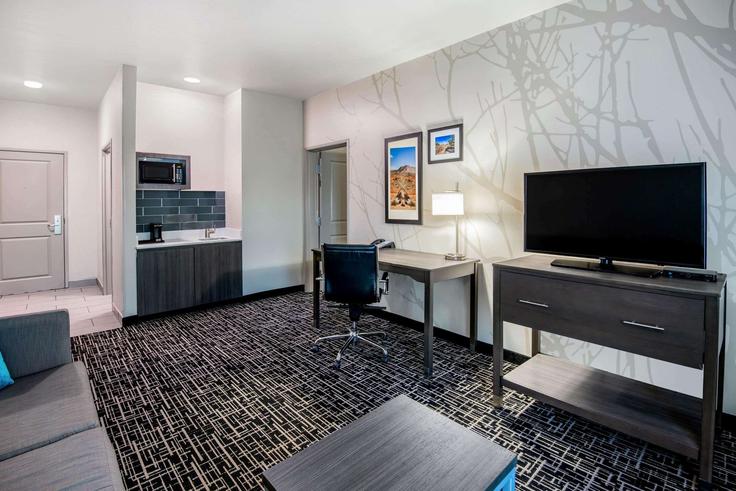 Elegant gestaltetes Wohnzimmer mit moderner Einrichtung in einer Wohnung im Building West Harvester Avenue - wyndham - 1688425 in Pampa, Pampa