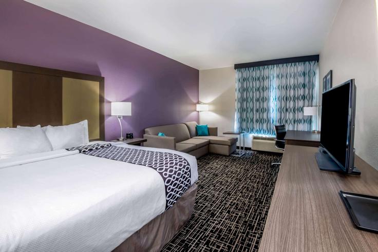 Elegante sala de estar con mobiliario moderno en un apartamento en Building West Harvester Avenue - wyndham - 1694229 en Pampa, Pampa Elegante sala de estar con mobiliario moderno en un apartamento en Building West Harvester Avenue - wyndham - 1694229 en Pampa, Pampa