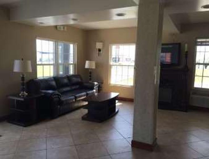 Salle de séjour élégante avec mobilier moderne dans un appartement à Building Doyle Avenue - wyndham - 1654801 à Cave City, Cave City